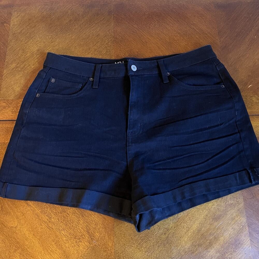 Stretchy Black High Rise Curvy Mom Cuffed Shorts Juniors Size 17 3in Length